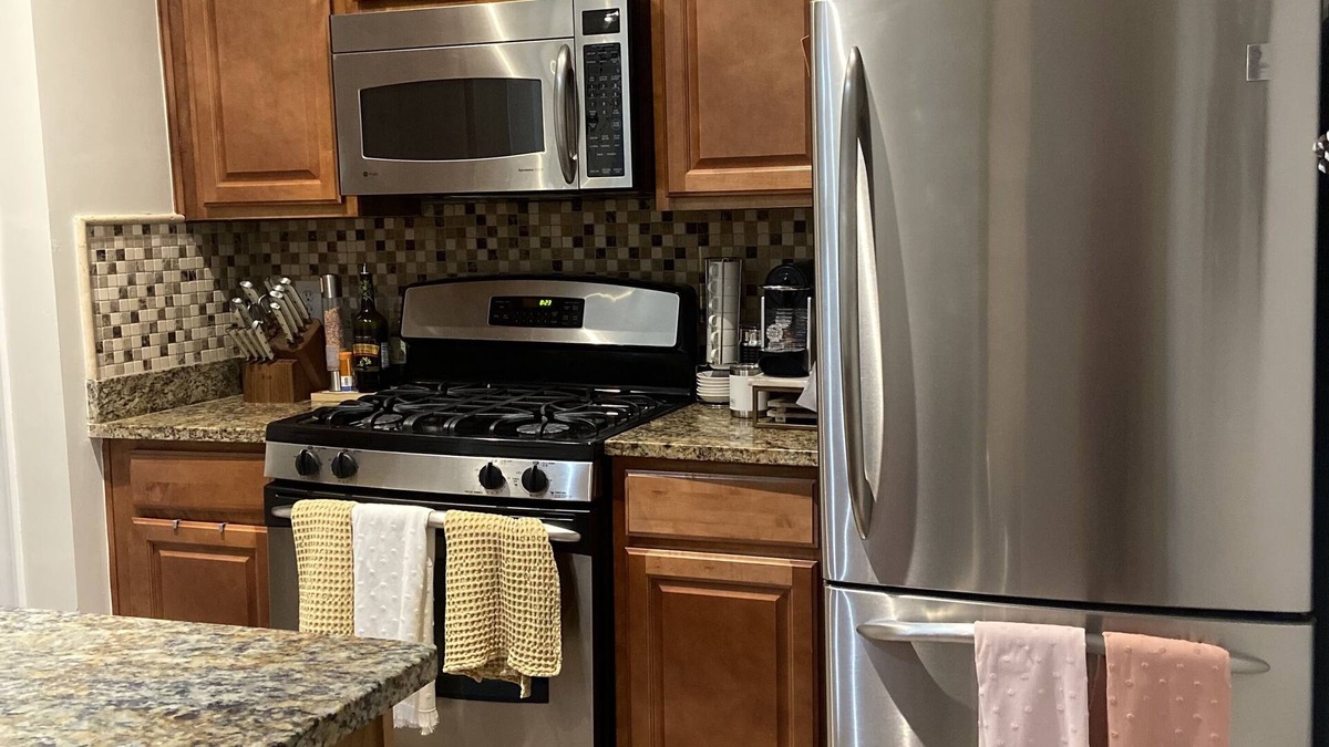 Landmark Condo | The Room at Eisenhower w/ parking. Walk to Blue & Yellow line Metro!