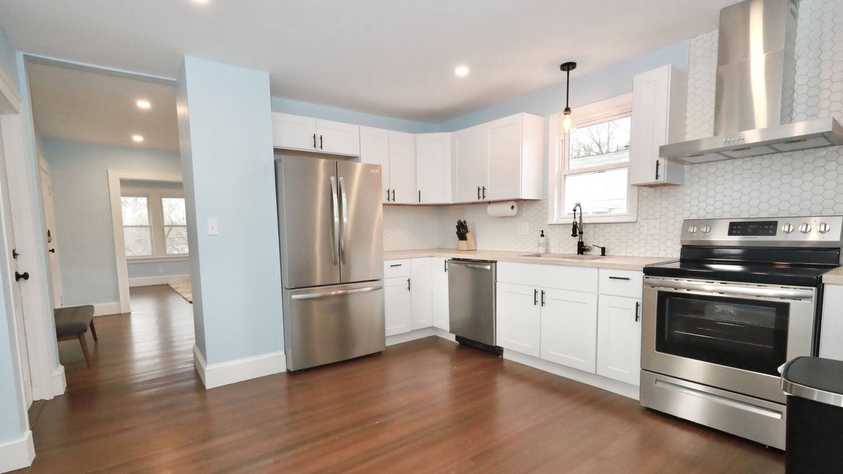 Center Apartment | The Roosevelt 2, Stylish, Safe, Parking, near mall, quiet location sleep 6