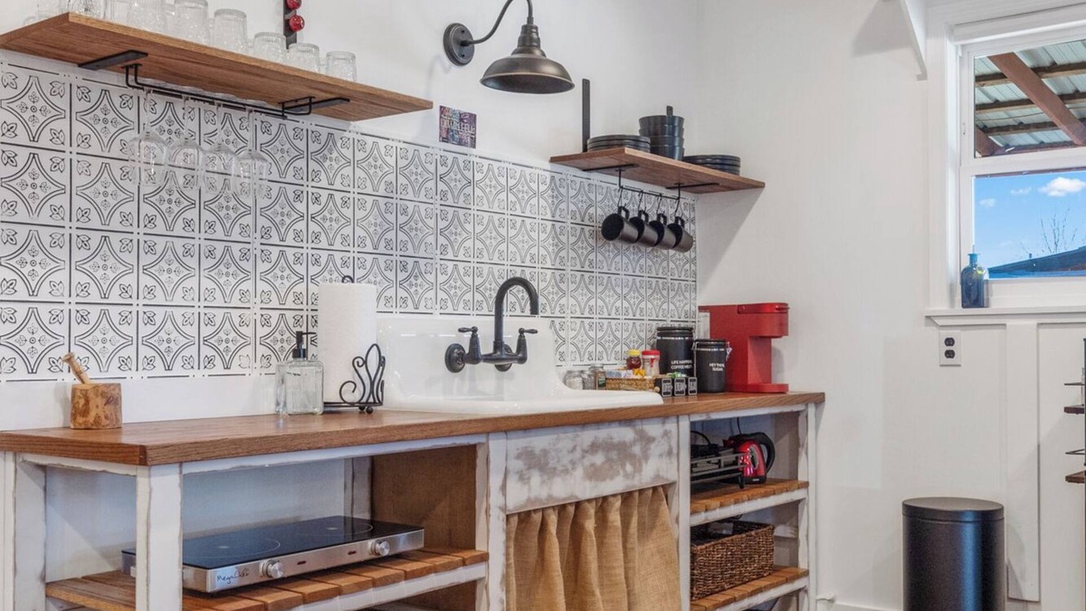 Hattiesburg Apartment | "The Roost" at Thomley's Goats & Glassblowing