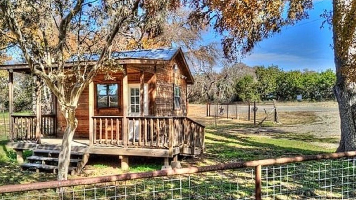 Pipe Creek House | The Roost Cabins and RV at Medina Lake “A Gated Place to Park, Play, & Stay”