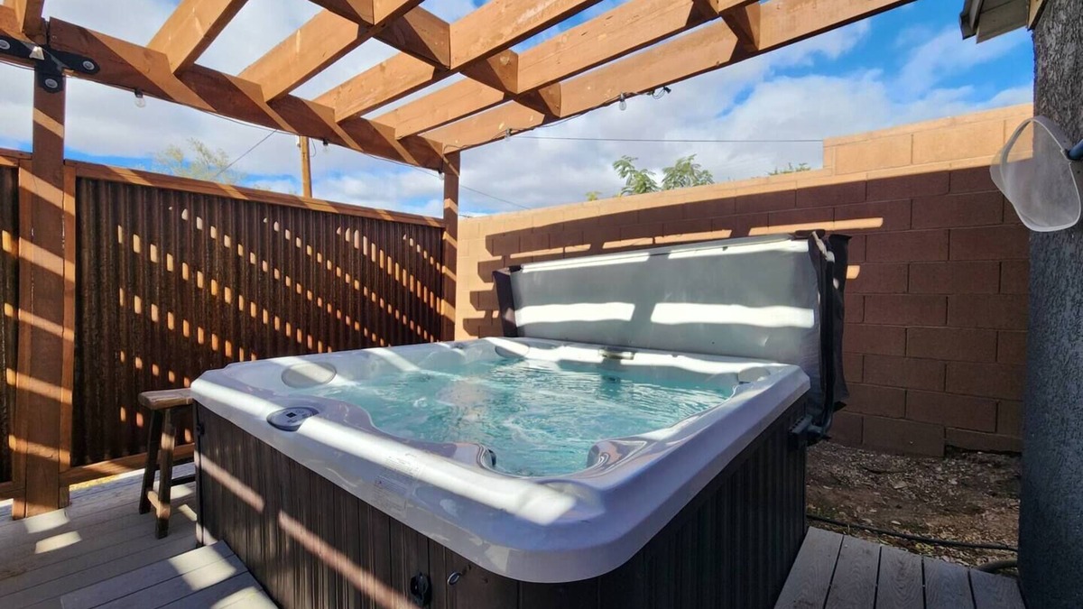 Hurricane Apartment | The Roost | Hot Tub | Pet Friendly