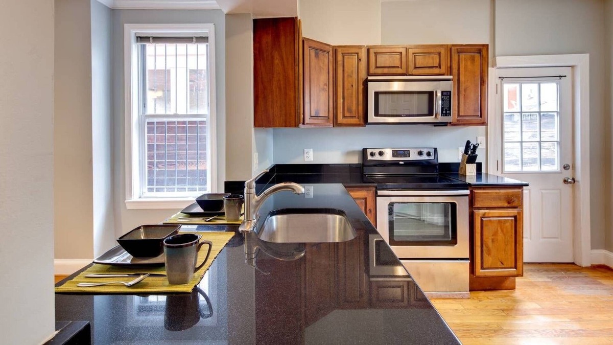 H Street Corridor Bed & Breakfast | THE ROSE GARDEN! CAPITAL HILL, H st, Union Station Unit A