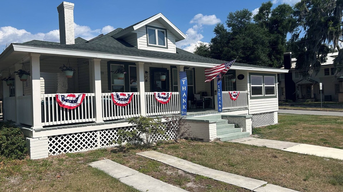 Umatilla House | The Rose on Lakeside nMount Dora-Umatillan4 Bedrooms n2 1/2 bathrooms nSleeps 10