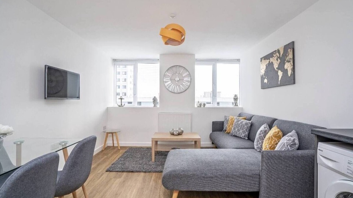 Portsmouth City Centre Apartment | "The Rosemary" is a stylish retreat in the heart of Portsmouth, offering a fresh and inviting escape