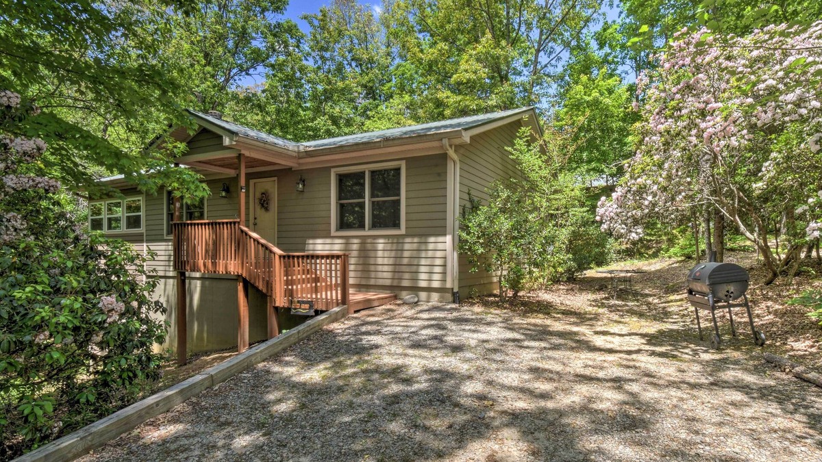 Helen Cabin | ‘The Round About’ at Sautee Mountain Retreat!