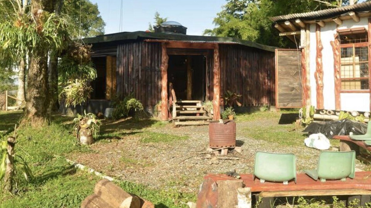Filandia Cabin | The round house in Filandia with waterfall
