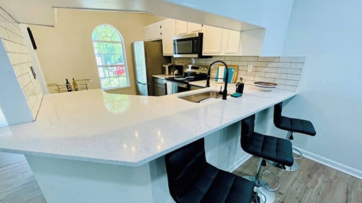 Barker House | The Royal Oaks Houston Hideaway