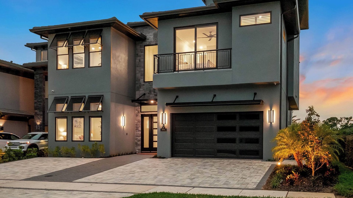 Historic Downtown Kissimmee Villa | The Royal Palm, Rooftop Jacuzzi | Mini Golf | 2 story games and play room