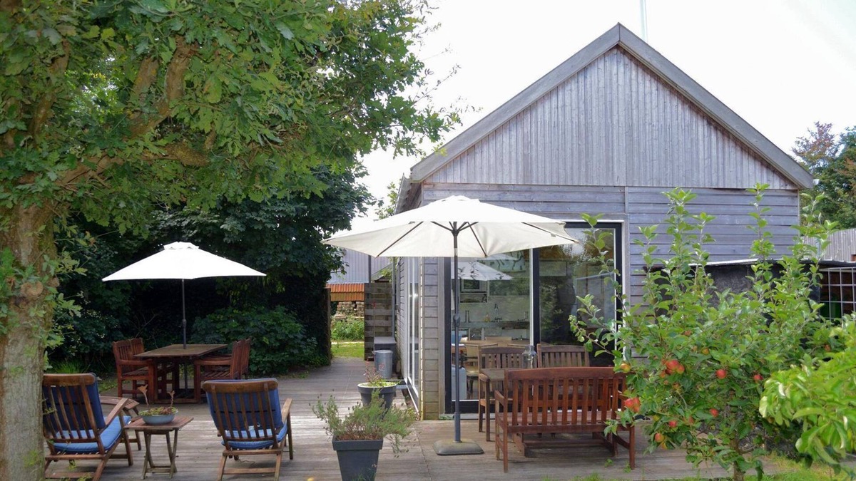 Egmond aan den Hoef Apartment | The rustic holiday home with sleeping loft is located in the immediate vicinity of the dune reserve North Holland in Egmond Binnen.