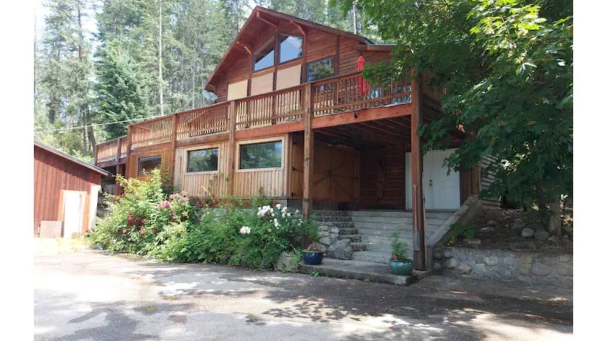 Central Kootenay House | The Rustic Retreat House on Kootenay Lake