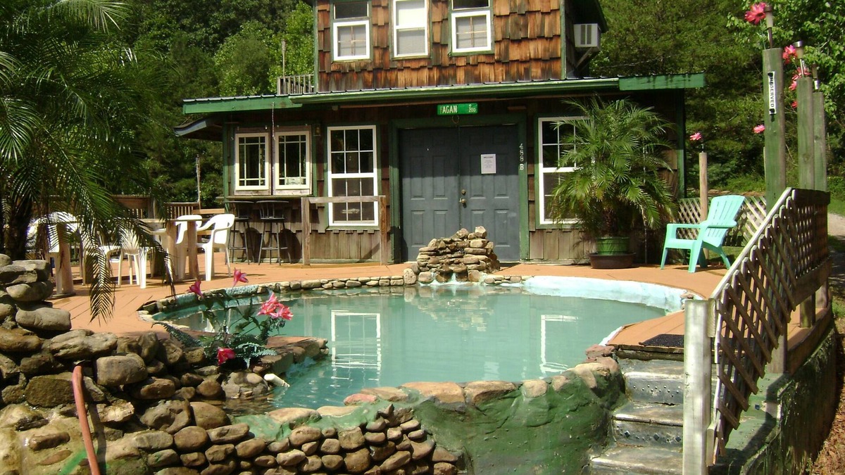 Wildwood Cabin | THE RUSTIC WATERING HOLE" 20 min to Chattanooga