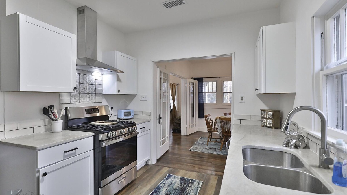 Elmwood Area House | The Safari Suites - ONE OF A KIND! WILDly close to everything! GRReat for all!