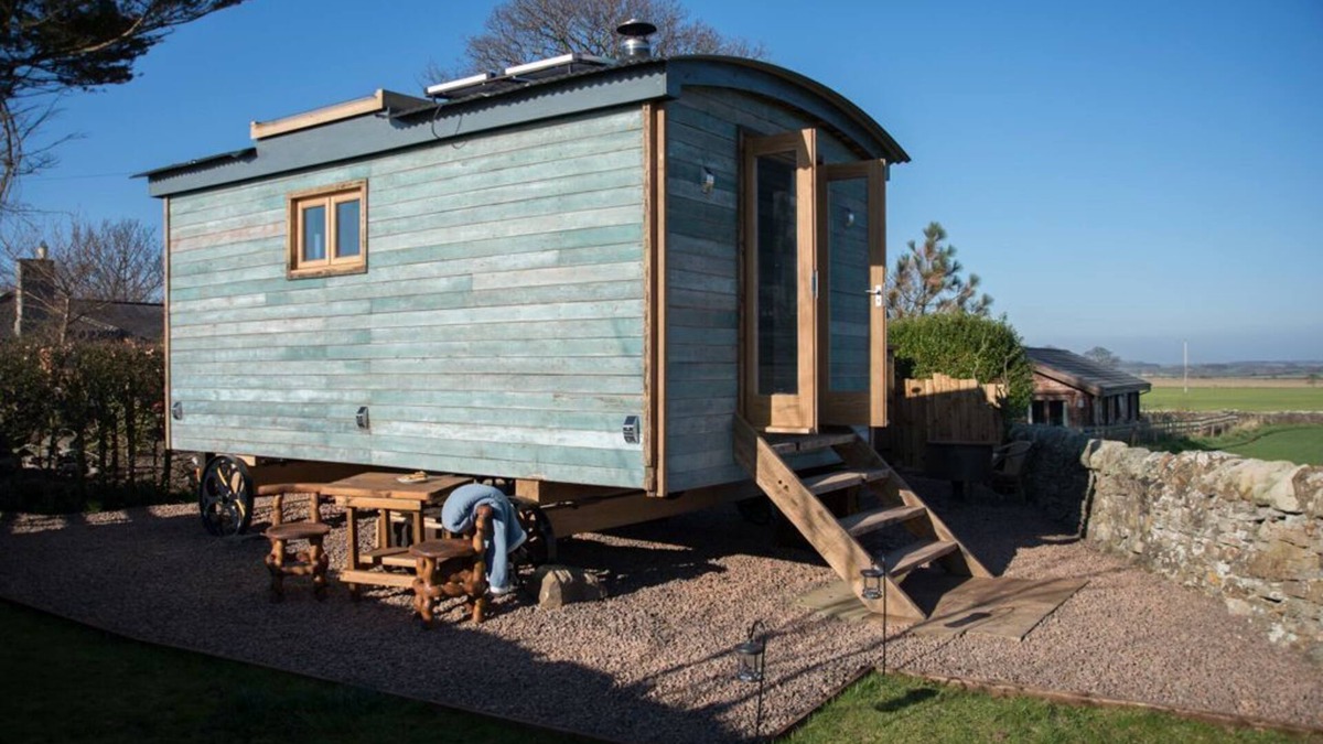 Chathill Cabin | The Sanderling - sleeps 2 guests in 1 bedroom