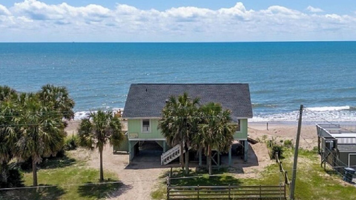 Edisto Island House | The Sandy Pineapple! Direct Edisto Beach oceanfront with 4 bedrooms and 2 baths