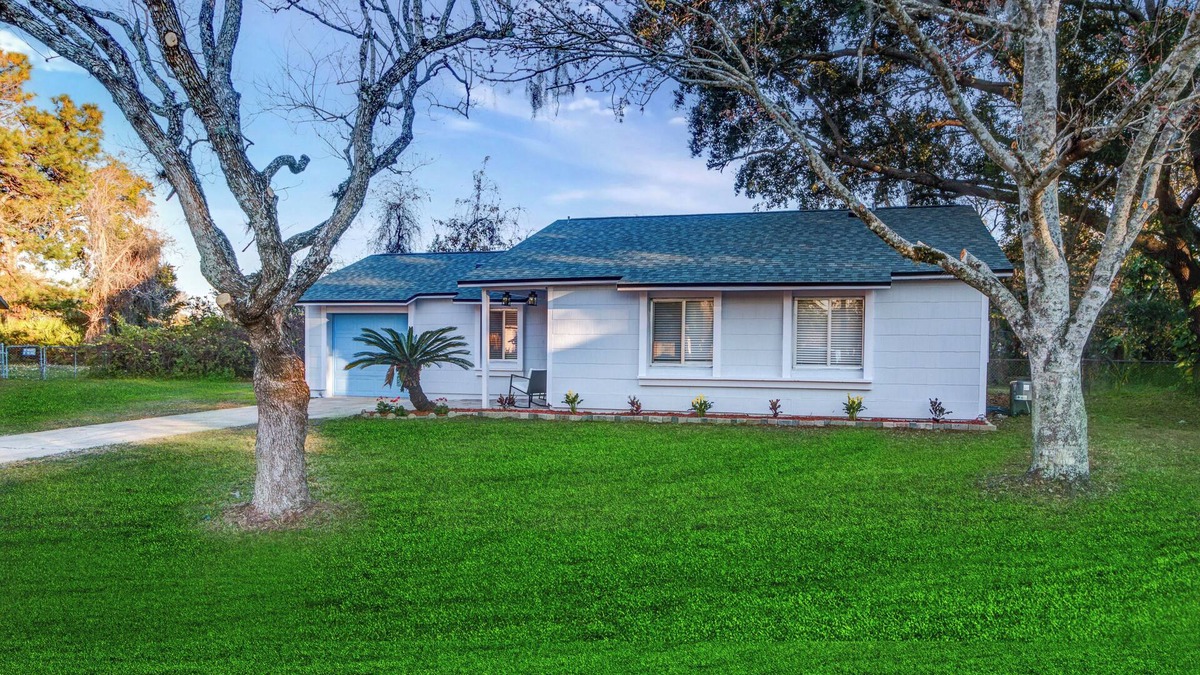 Sanford House | The Sanford Sweet Gum Cottage, Close to Boombah Sports Complex!