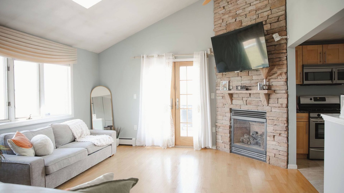Revere Apartment | The Sapphire House with Deck in Revere Beach