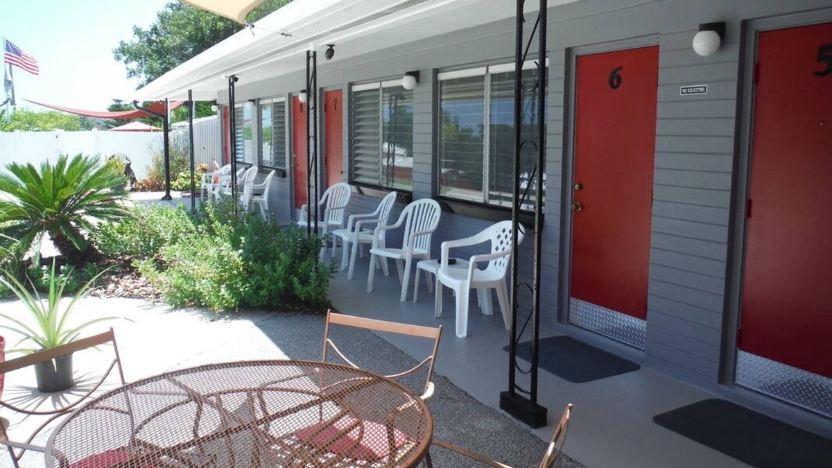 Harbor Oaks Bay Shore Hotel | The Scoot Inn