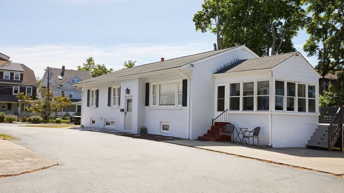New London House | THE SEA BREEZE OCEAN BEACH HOUSE: 6 QUEEN BEDS
