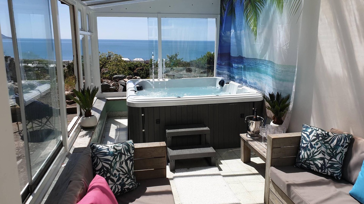 Barmouth House | The sea captains house, with stunning views over Barmouth. Sleeps 12, Hot tub +