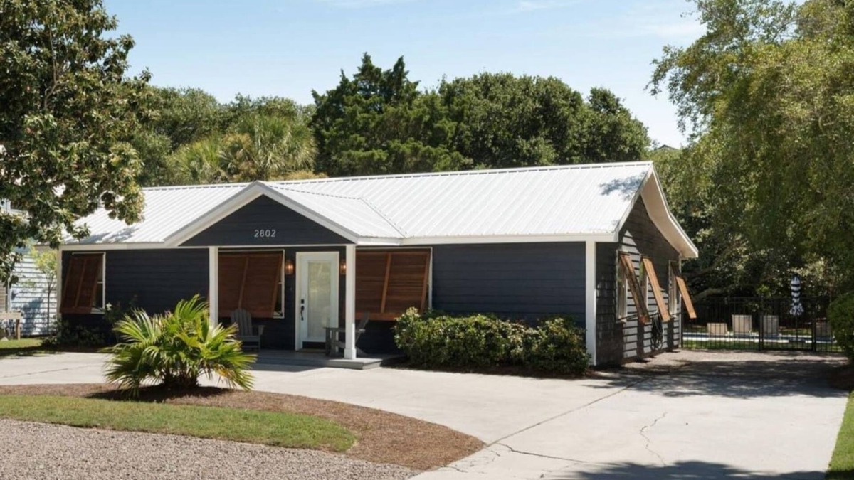 Isle of Palms House | The Sea Shadow - Walk to the Beach!