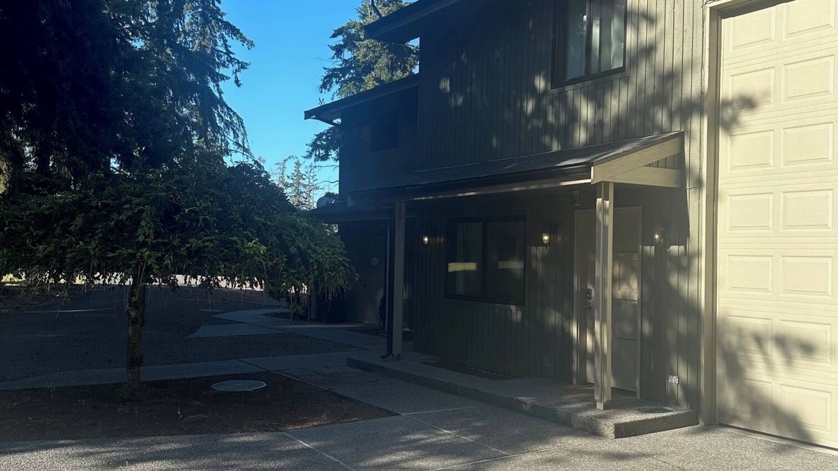 Sequim Apartment | The Sequim Tree House is a spacious one bedroom with a bonus room for more guest
