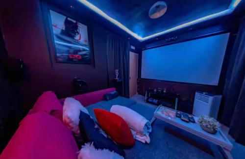 Limehouse House | The Serene Residence with Hot Tub, Sauna and Cinema Experience