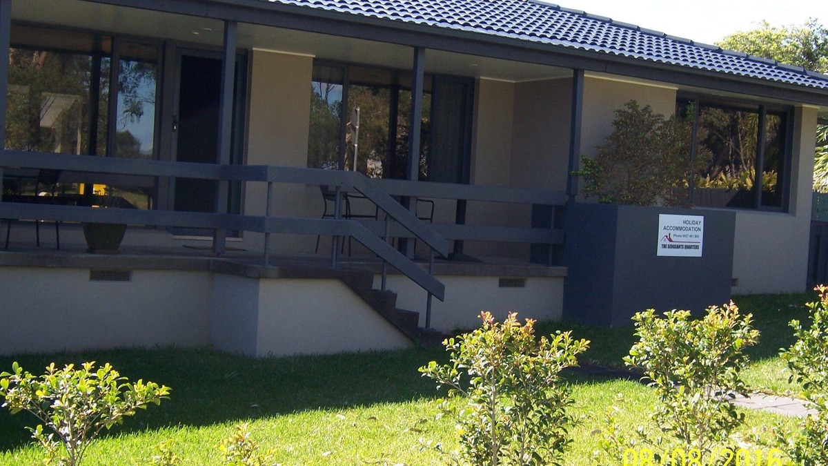 Wangi Wangi House | The Sergeants Quarters - 4 Bedrooms , Opposite lake , Walk to all amenities