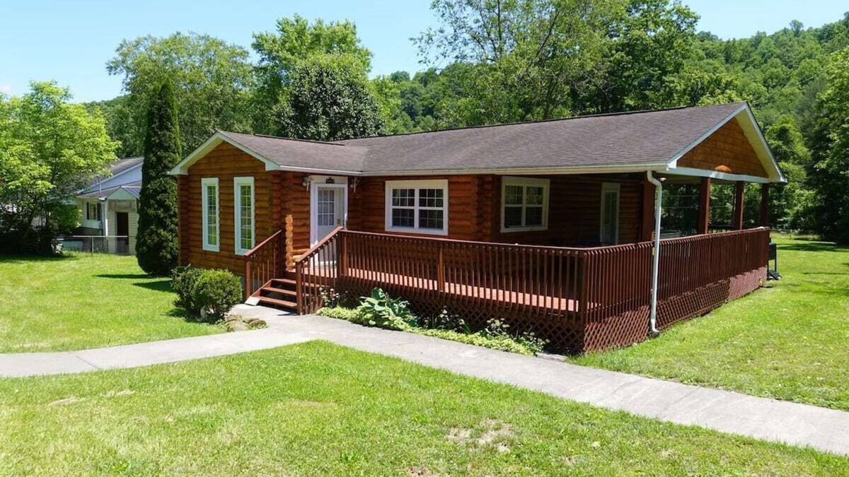 Summerlee House | The Shack, An exquisite 3 bed room log cabin.