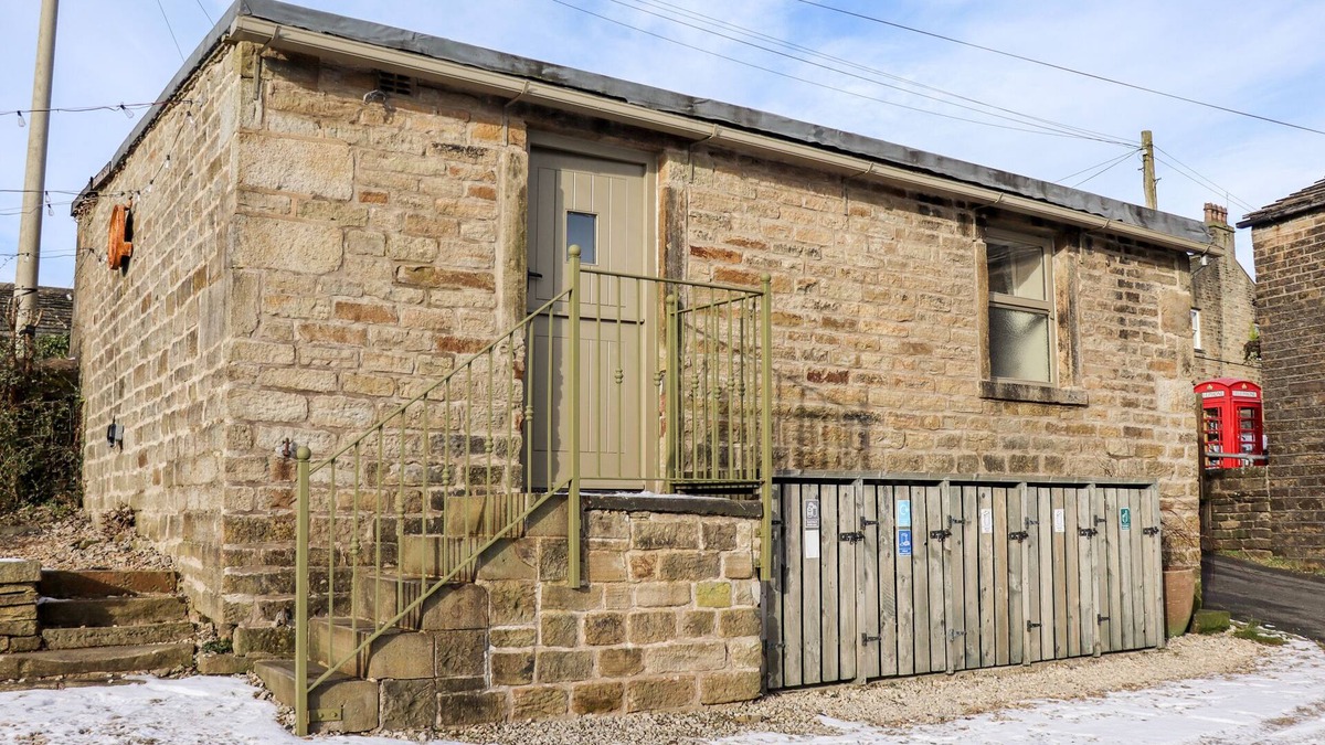 Holmfirth House | THE SHEARER'S HUT, romantic, with a garden in Holme, West Yorkshire