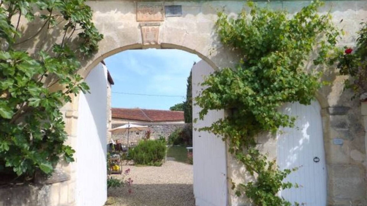 Saint-Saturnin House | The shelter of the Bee in the countryside