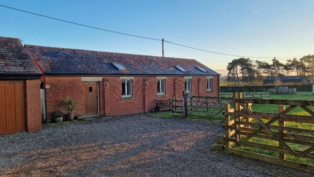 Longridge House | The Shippon -Hot Tub ext chg - Superking-Log Fire