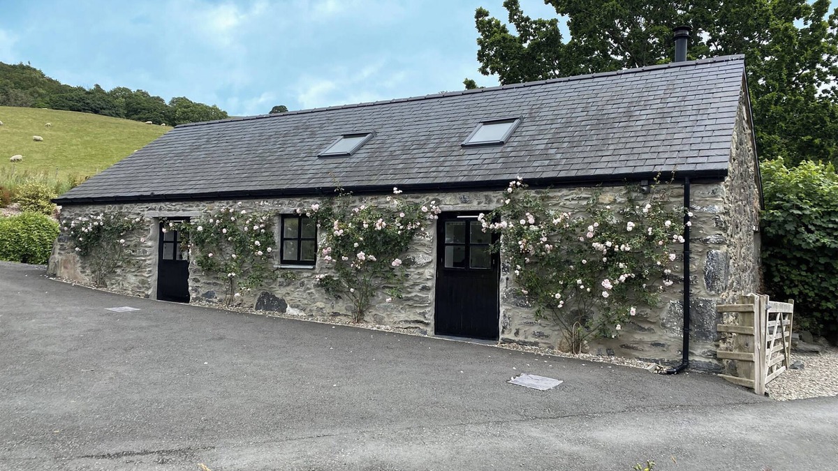 Llanrwst Cottage | THE SHIPPON, romantic, luxury holiday cottage in Llanrwst