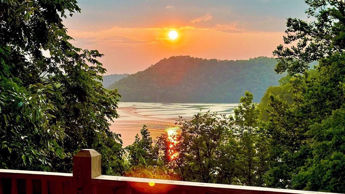 Sparta House | The Shoreline Lake House on Center Hill Lake! CHL's Waterfront Rental!