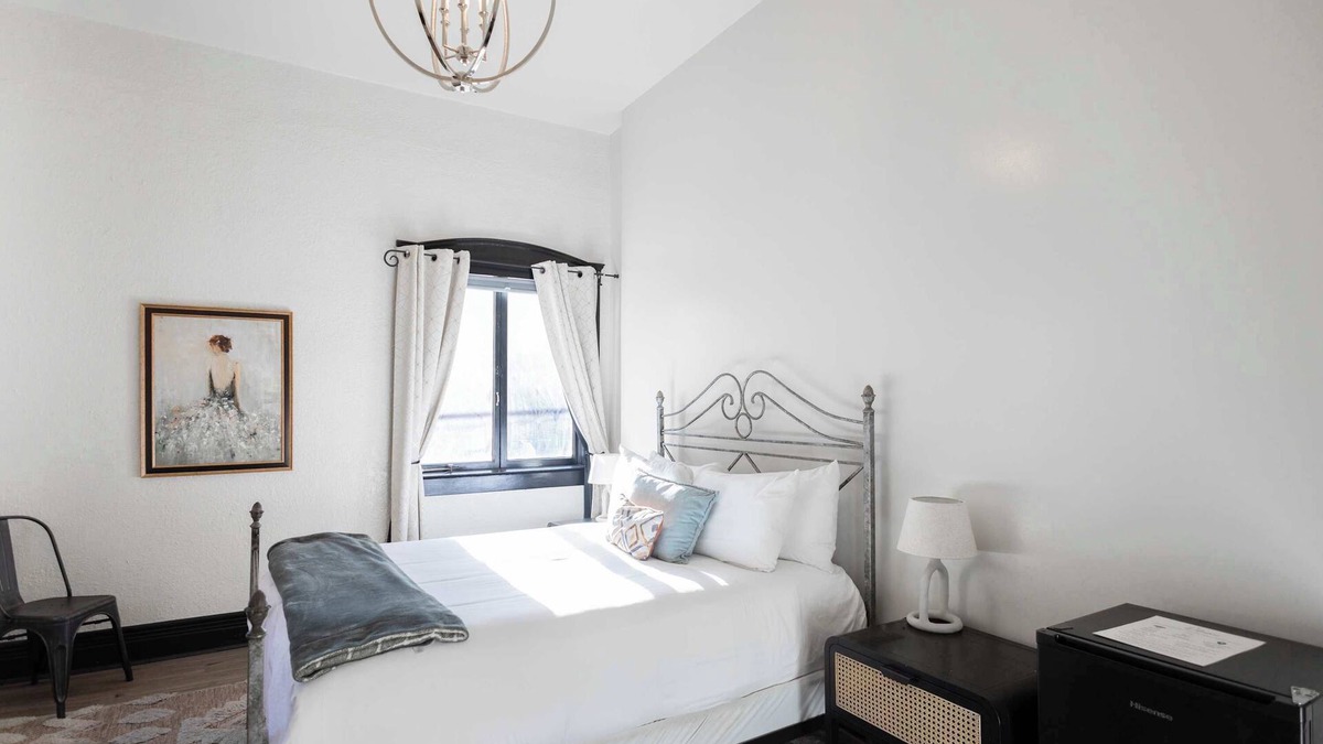 Bisbee Hotel | The Signature Queen with Mountain Views