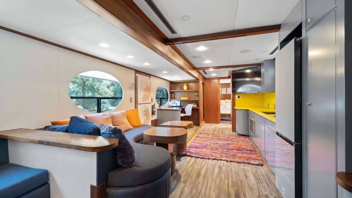 Austin Villa | The Skittles Unit near COTA: Hot Tub, BBQ & Events!