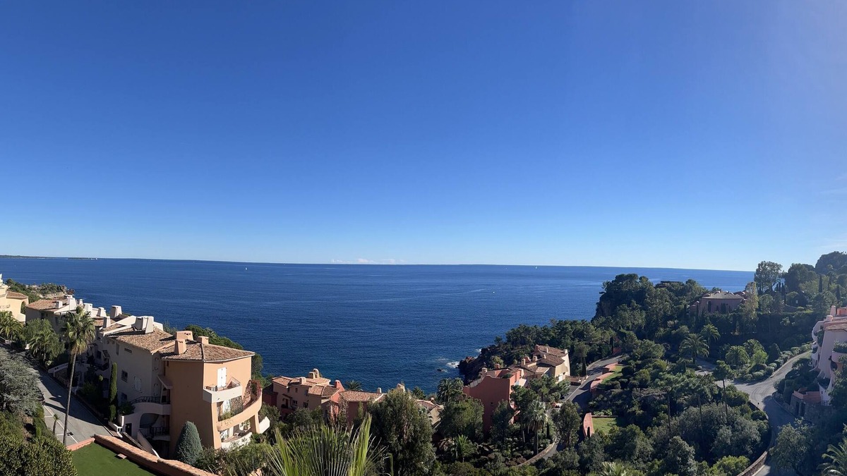 Theoule-Superieur Apartment | The sky, the sun, the sea and. YOU! Apartment in a private residence by the sea