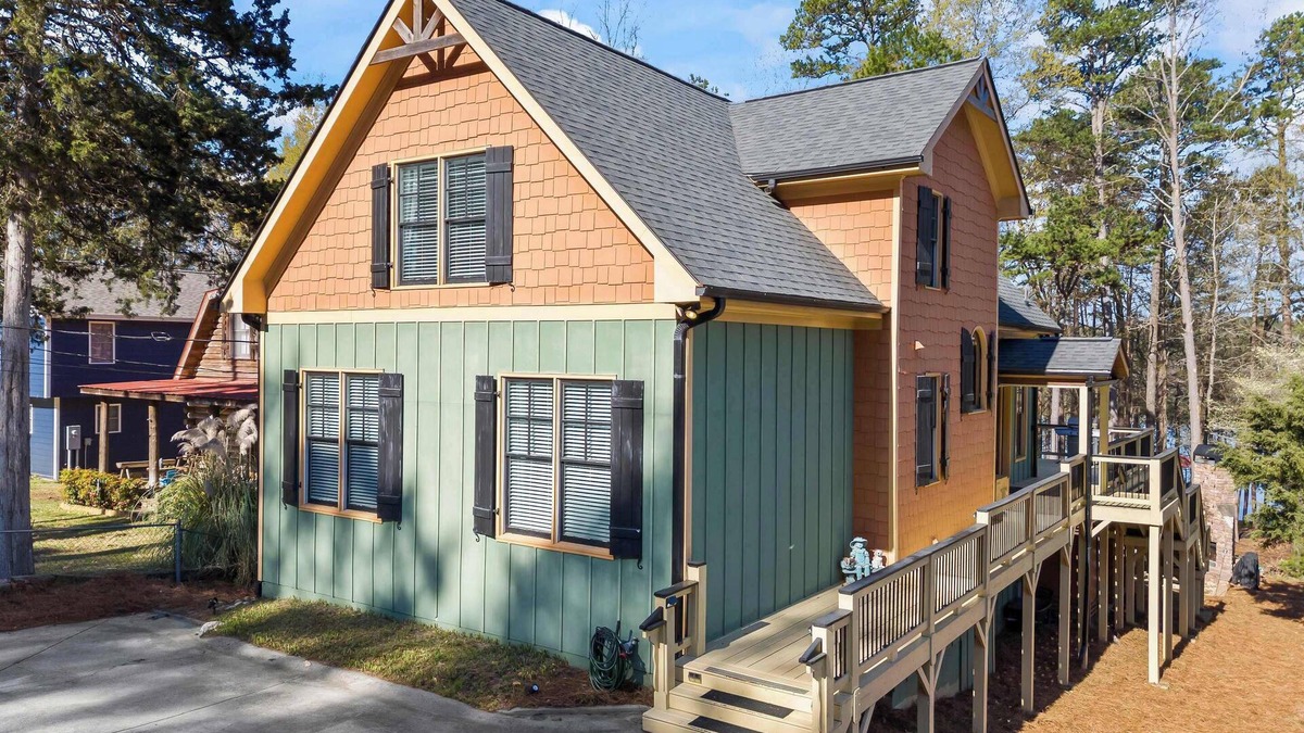 Gumlog House | The Skyline Way Lake House w/Hot Tub & Dock!