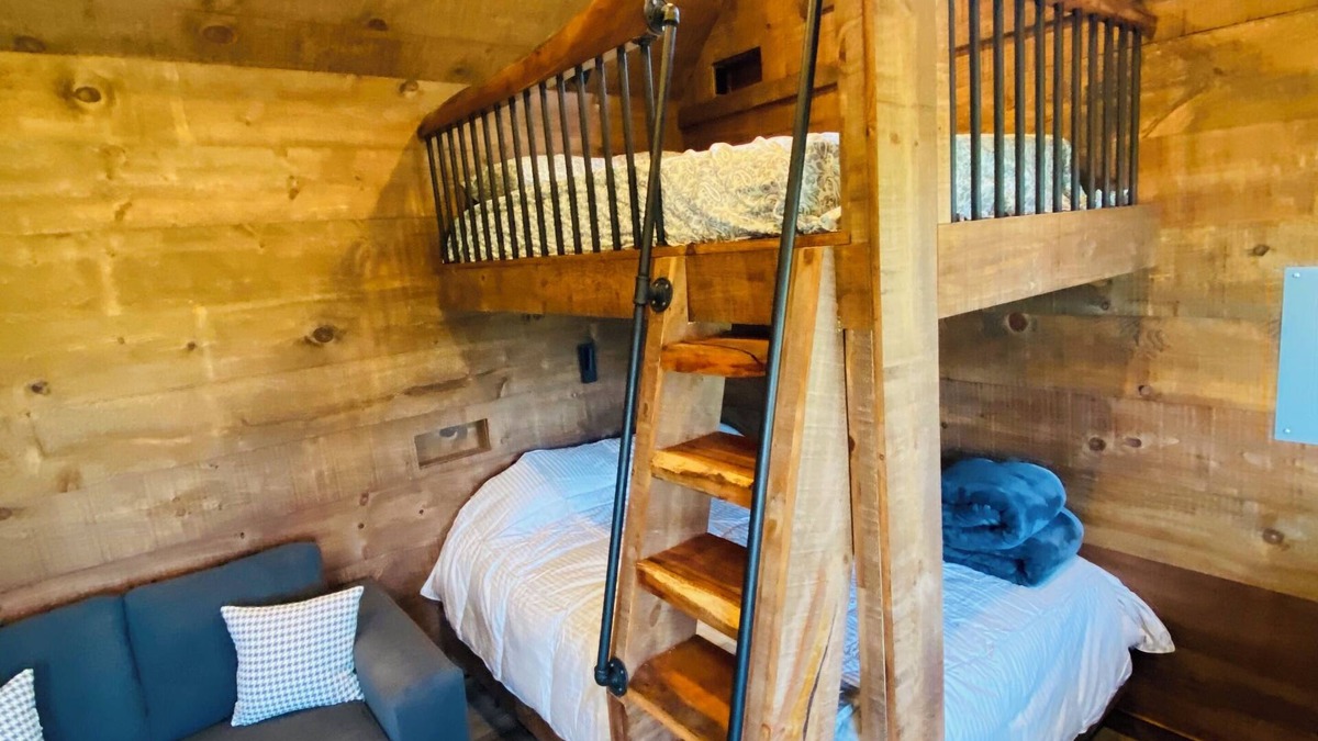 Southwest Middlesex Cabin | "The Sleepy Goat" Nature Lodge - Ultimate Farm Staycation Destination