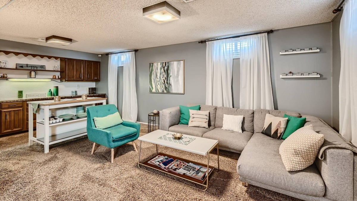 Twin Lakes Apartment | The Snug | Pool Table & Queen Bed | Great Location