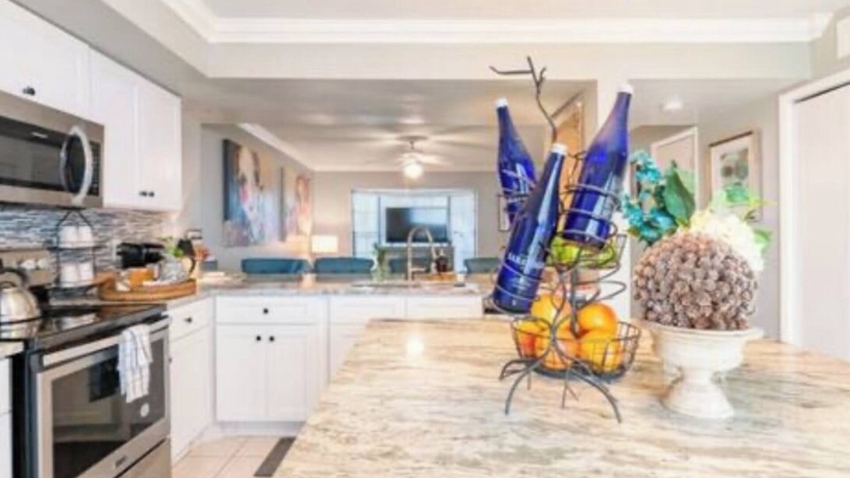 Courier City - Oscawana House | The Soho Experience Cozy, Chic Townhome w/private Courtyard, Walk to Everything!