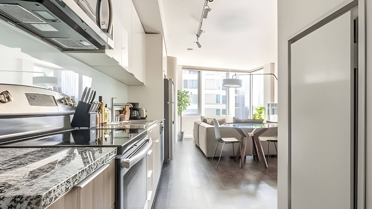 West Bellevue Apartment | The Sophari 1BR Experience:Modern Living|Pool+Gym