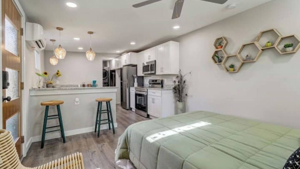 Hollywood Park House | The Southtown Hummingbird Haus