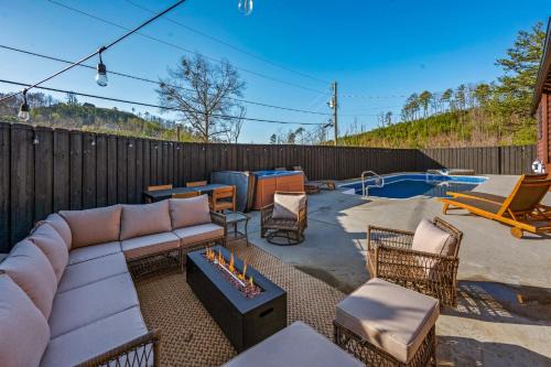 Gatlinburg - Pigeon Forge House | The Sparrow - 6BR Cabin - Heated Pool, Hot Tub & Theater
