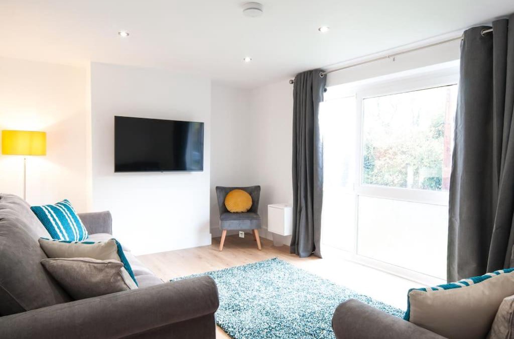 Cheltenham House | The Spitfire - Renovated 3-bed house in Cheltenham, SLEEPS 8