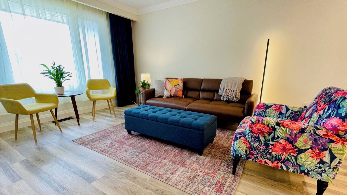 Brampton House | The Split - A Chic and Comfortable Pad to Work or Play - Family and Pet Friendly