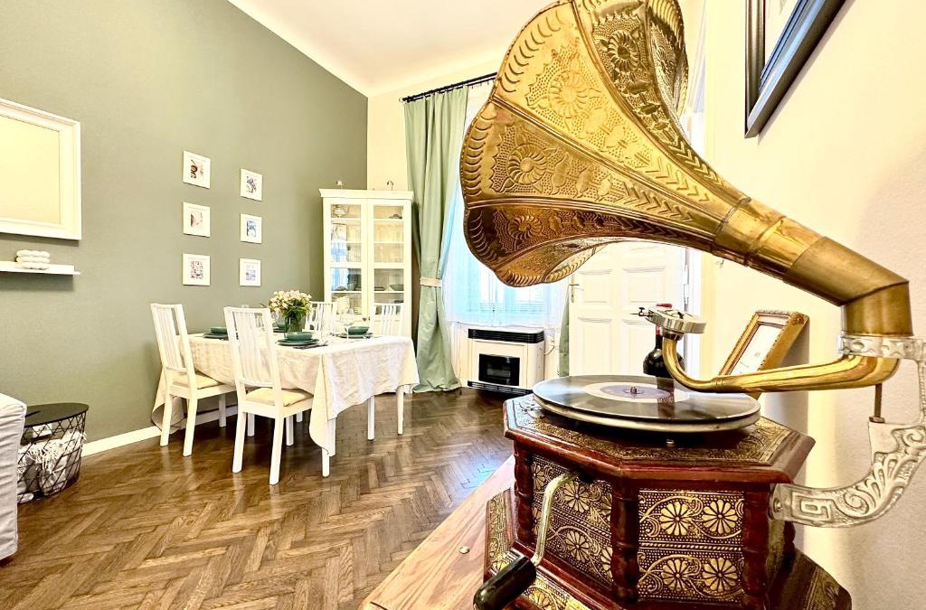 Ferencvaros Apartment | The Spot with Green Chair - cozy space near Danube