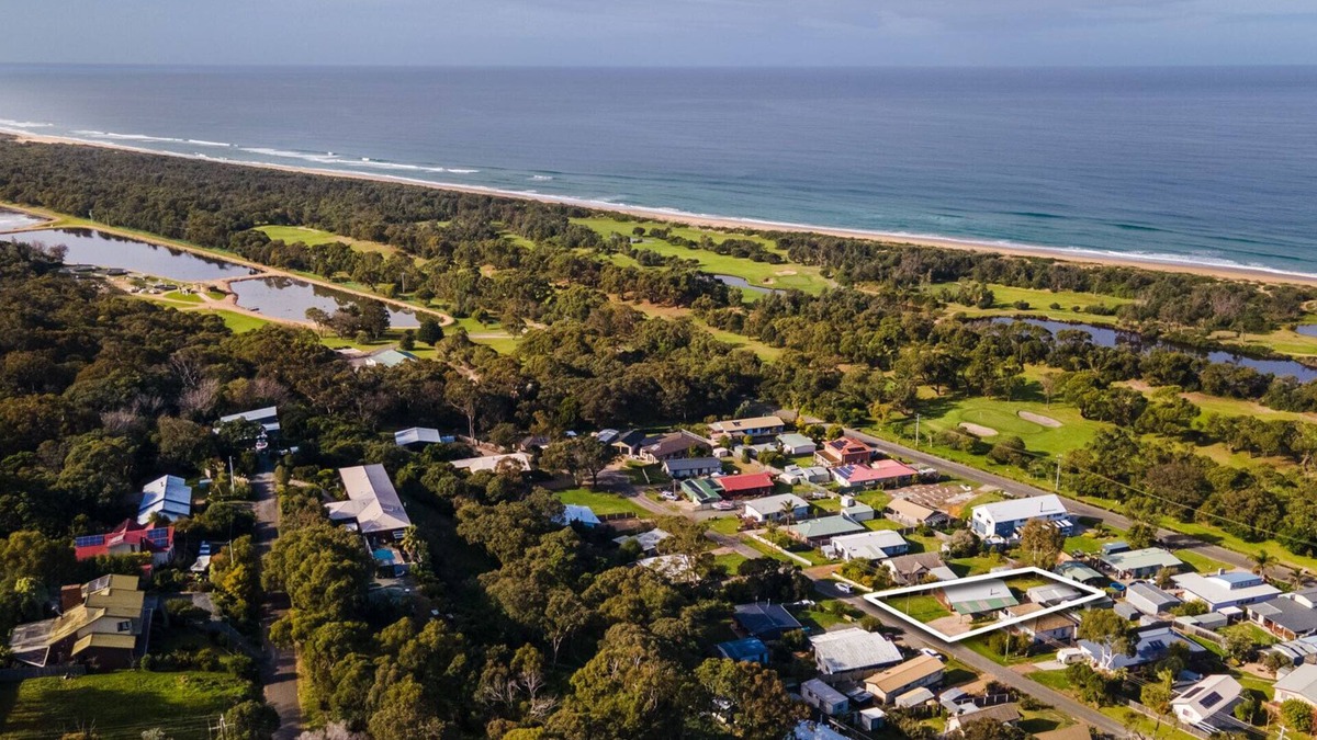 Lakes Entrance House | The Spotted Bach - Enjoy the wood fireplace and explore the beautiful lakes