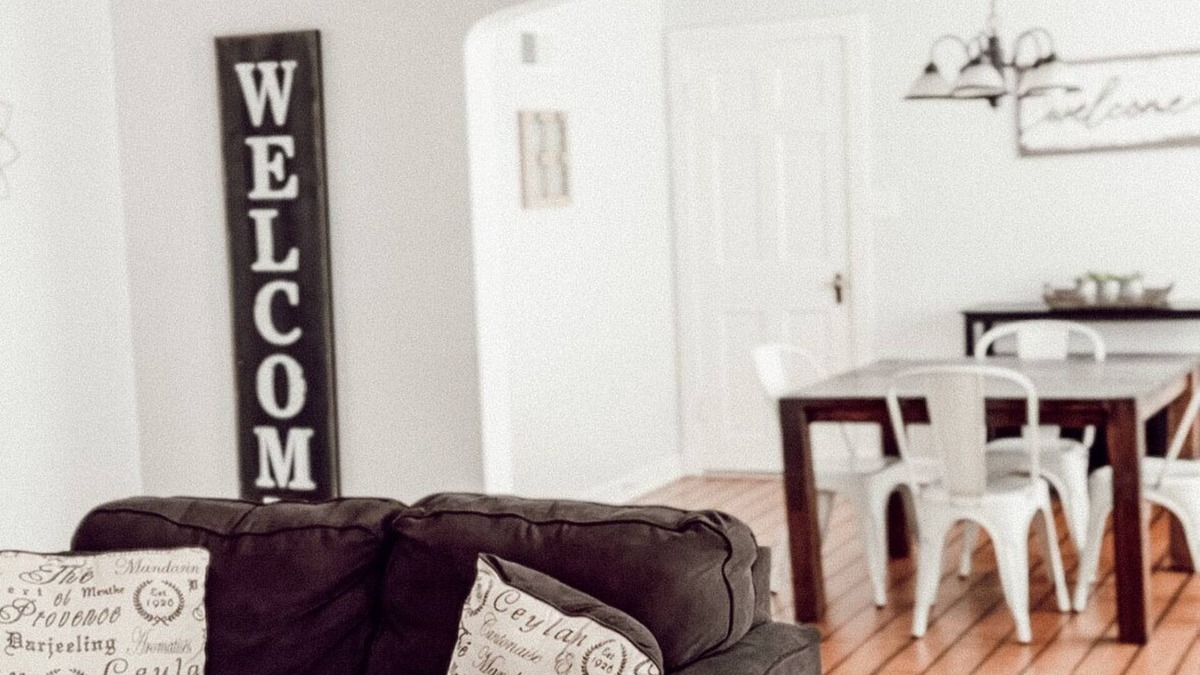 Champaign House | The Springfield: 2br - 1bth - 4 guests