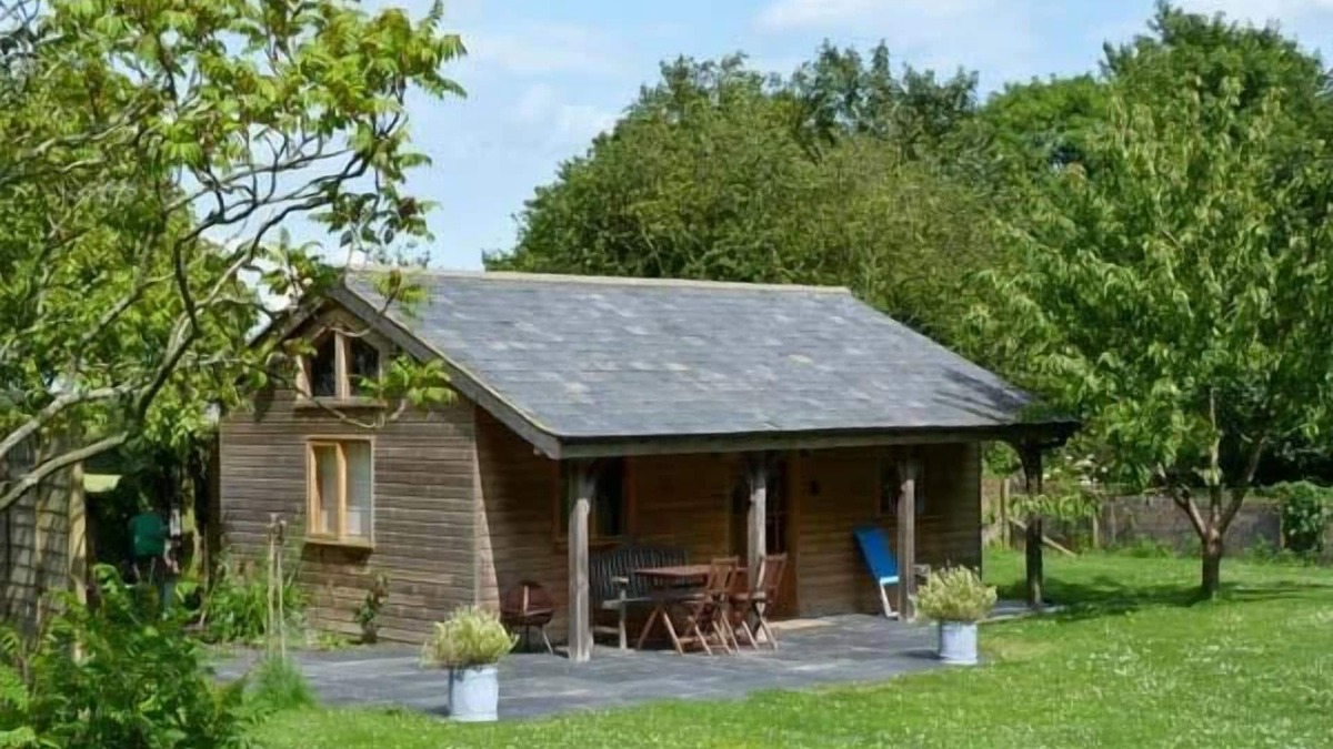 Ryde Cottage | THE SPRINGS, luxury holiday cottage, with pool in Ryde