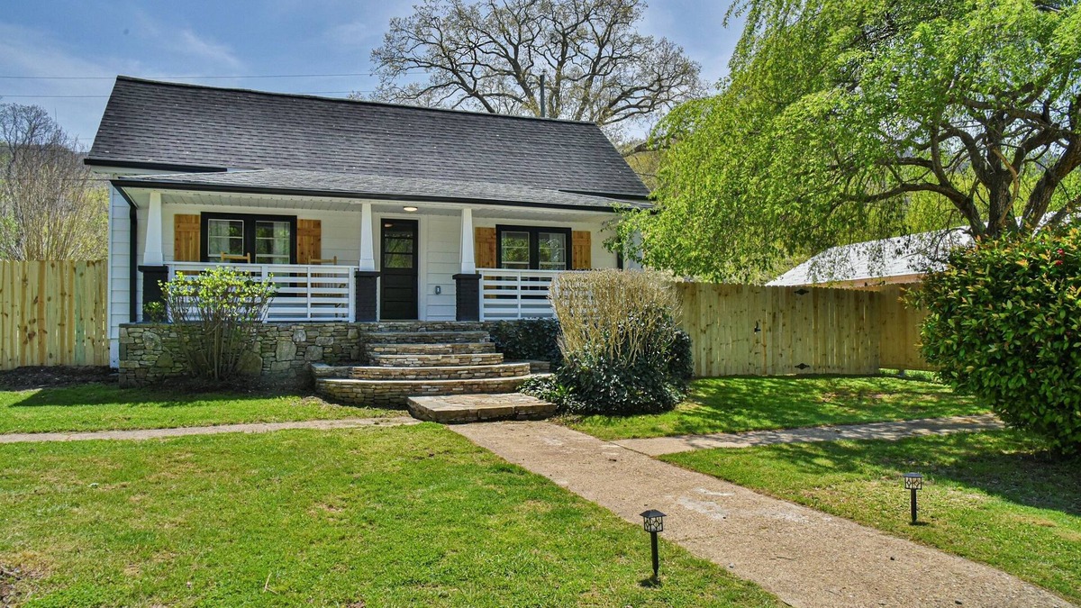 Swannanoa House | The Spruce House - Firepit and Fenced Yard